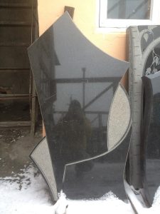 Недорогий пам'ятник.