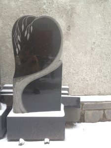 Недорогий пам'ятник.