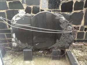 Недорогий пам'ятник.