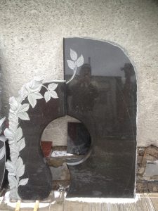 Недорогий пам'ятник.