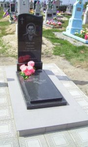 Недорогий пам'ятник.