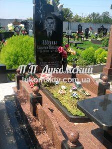 Одинарний пам'ятник.