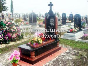 Одинарний пам'ятник.