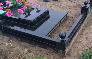 Огорожа з граніта