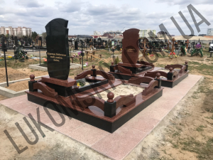 Подвійний пам'ятник.
