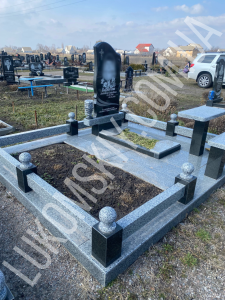 Подвійний пам'ятник.
