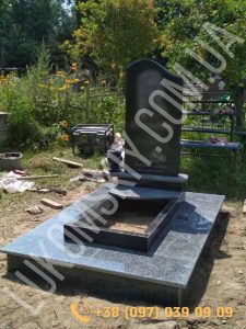Одинарний недорогий пам'ятник з чорного габро та сірого граніту