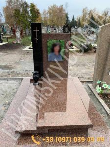 Одинарний пам'ятник з червоного граніту та елементами з чорного габро і кольоровим фото