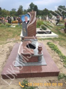 Одинарний пам'ятник з червоного та сірого граніту з кольоровим фото і золотими елеметами