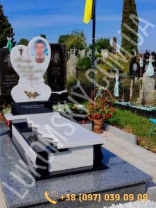 Одинарний пам'ятник з білого мрамуру і елементами з чорного габро
