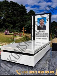 Одинарний християнський пам'ятник з білого мрамуру з вставками з чорного габро
