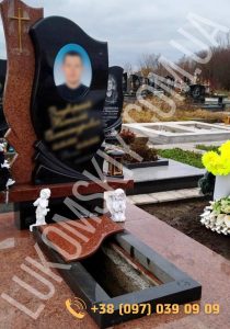 Одинарний пам'ятник з чорного габро з елементами, надгробною плитою, облицювальною плиткою з червоного граніту