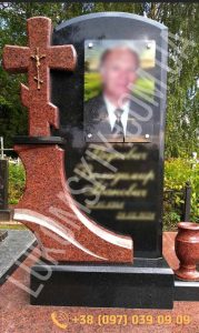 Одинарний пам'ятник з чорного габро з кольоровим фото, з елементами хреста і вази з червоного граніту